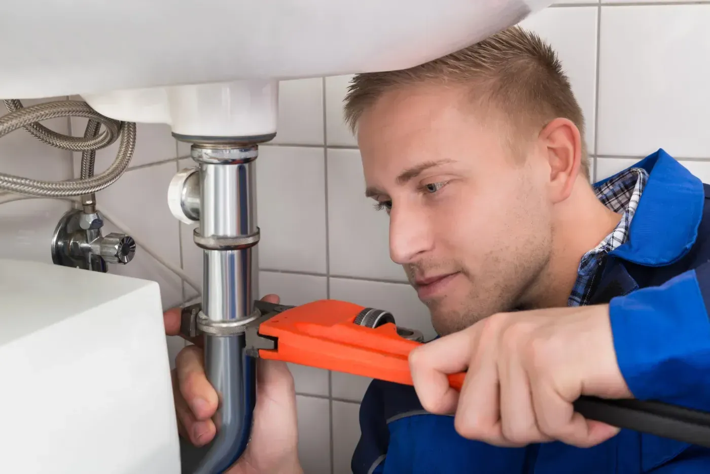 Intervention de plomberie sur l'évacuation d'un lavabo à Paris